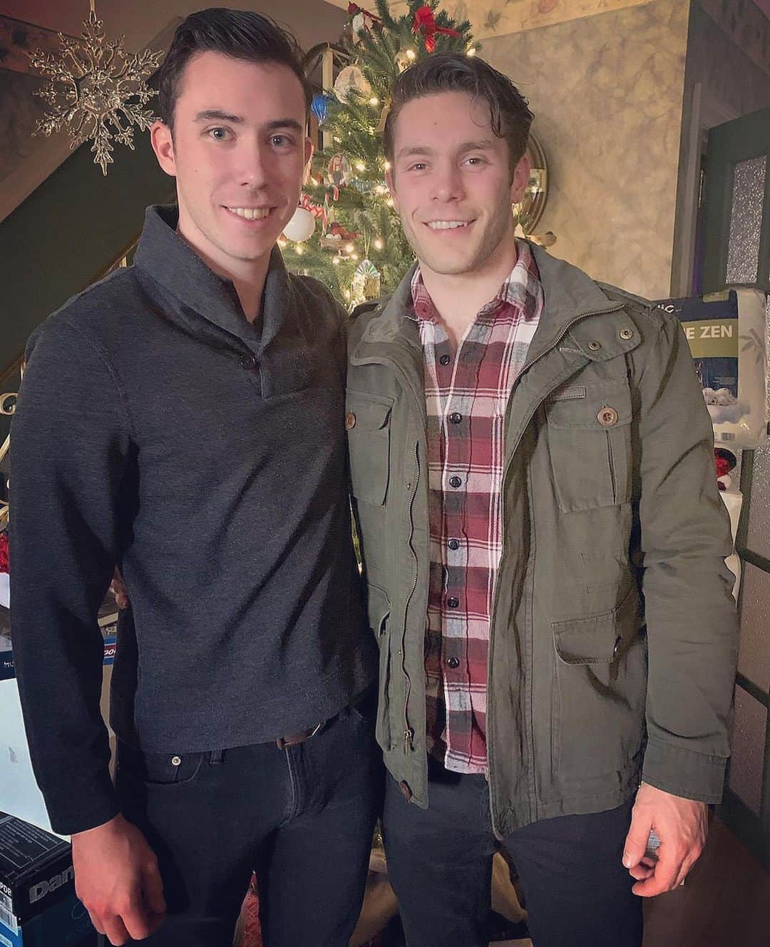 のインスタグラム：「Unfortunately I couldn’t make it home for Christmas this year, but thankfully my best friend @trenntmichaud and his family were kind enough to take me in. So thankful for the whole family for making me feel apart of their family for a couple of days. I hope everyone had a fantastic Christmas where ever you spent it! 🎄🎅🏻 • • #christmastime #familyawayfromfamily #goodtimeswithbetterpeople #thankful」