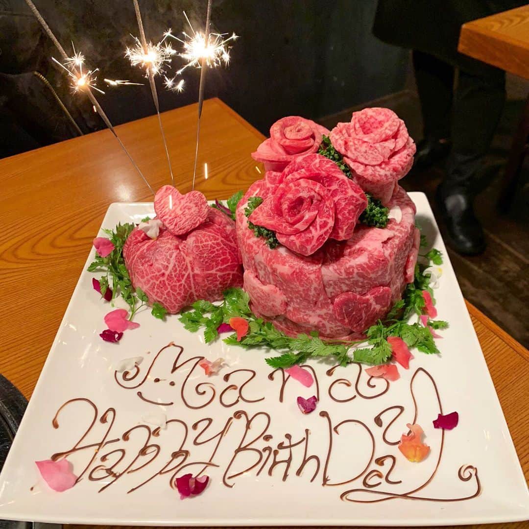 坪井ミサトさんのインスタグラム写真 - (坪井ミサトInstagram)「. . HappyBirthday MANA🎂💕 2019年お疲れ様でした👏 同年代３人。 こんなに色んな話ができるとは 思ってなかったよ。 いつもありがとう😊 そして来年もよろしくね😘 . 素晴らしいお肉ケーキは 安定の(@kei_yakiniku )🥩 . . #happybirthday #birthdaygirl #肉ケーキ #肉女子 #慶 #焼肉慶 #新丸子 #忘年会 #2019年お疲れ様でした #同年代 #大好き#fitness #fitnessgirl #run #running #野球 #野球女子」12月27日 0時21分 - misato1030