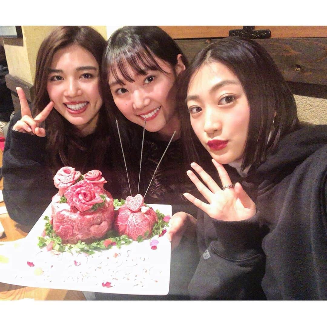坪井ミサトさんのインスタグラム写真 - (坪井ミサトInstagram)「. . HappyBirthday MANA🎂💕 2019年お疲れ様でした👏 同年代３人。 こんなに色んな話ができるとは 思ってなかったよ。 いつもありがとう😊 そして来年もよろしくね😘 . 素晴らしいお肉ケーキは 安定の(@kei_yakiniku )🥩 . . #happybirthday #birthdaygirl #肉ケーキ #肉女子 #慶 #焼肉慶 #新丸子 #忘年会 #2019年お疲れ様でした #同年代 #大好き#fitness #fitnessgirl #run #running #野球 #野球女子」12月27日 0時21分 - misato1030