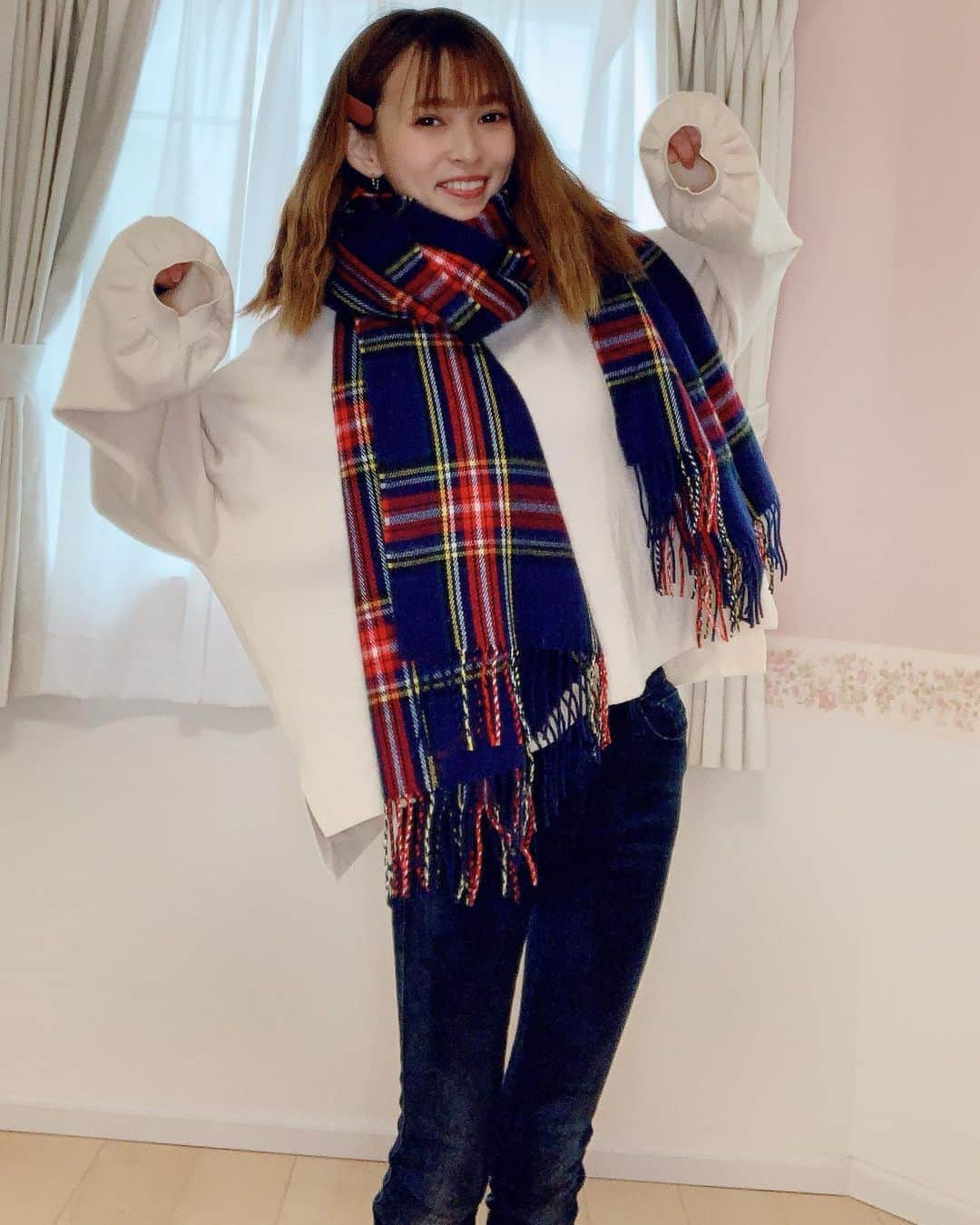 町田亜里香のインスタグラム：「最近のお気に入りマフラー🧣♡ マフラーって本当に暖かいよね✨ マフラーするしないで、 体感温度2.3度変わるんじゃないか？ ってくらい暖かい気がする🤣 . . このマフラーかなり大判だから、 室内に入ったら膝掛けや 羽織ったりもできるから使い道たくさん♡ . . @dholic_official で頼んだの😮 詳しい種類とかは プロフィール欄のblogに書いてある🥴 . . 大判マフラー顔小さく見える😂いぇい！笑 .  ヘアピンはじゅなと共有してて😳😳 @shantihearts で頼みました❤︎❤︎ . . #ママコーデ #冬コーデ #冬  #冬服コーデ #マフラー  #マフラーコーデ #大判マフラー  #大判ストール #ストール  #チェック柄 #チェック #スキニー  #ママ #ディーゼル @diesel #diesel  #28歳 #2児ママ #セルフィー  #selfie #b612」