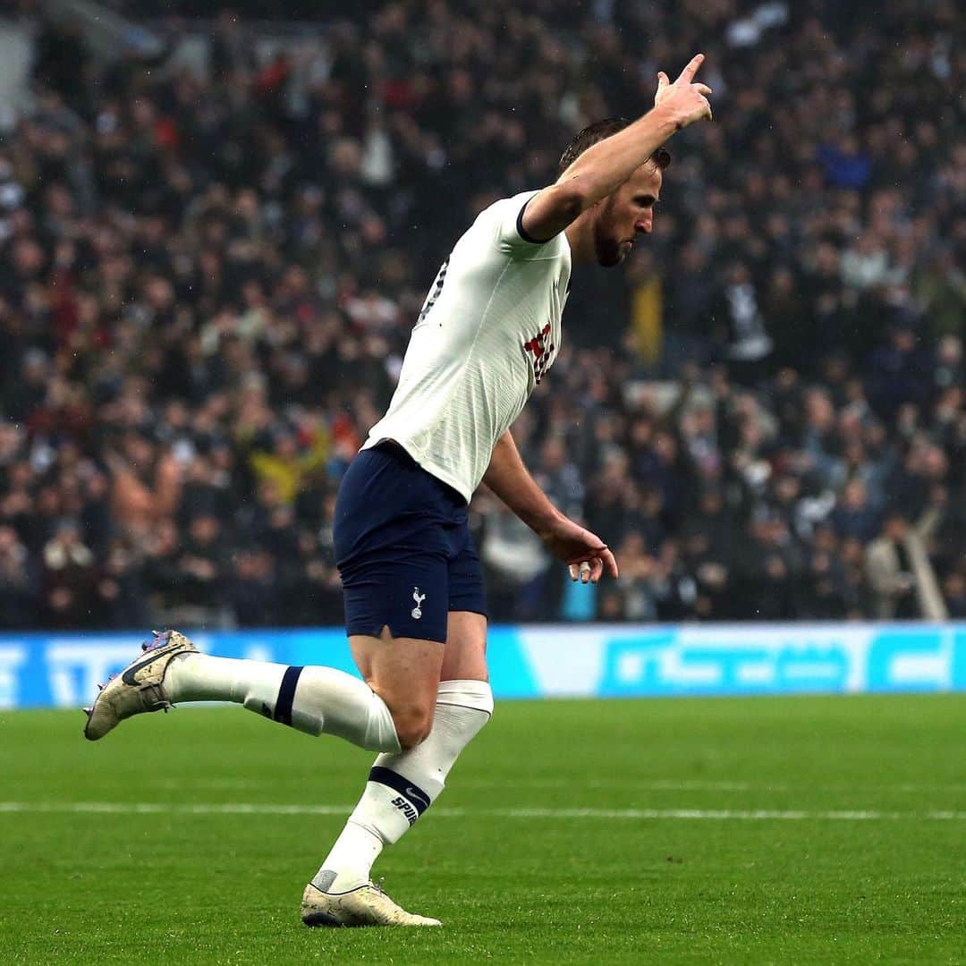 ハリー・ケインのインスタグラム：「A great comeback win and late Christmas present. #COYS」