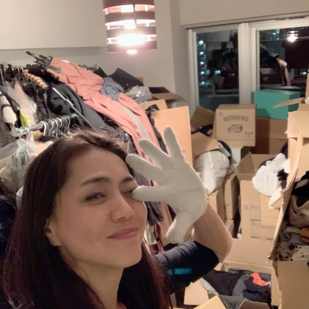 前田典子さんのインスタグラム写真 - (前田典子Instagram)「#絶賛引っ越し作業中  #ダンボール📦📦📦📦📦📦 180個は使ったかも 😱 どこに何が入ってるのか探すの苦労してる マジックで書いたけどダンボールが多すぎて💦 #手がボロボロになる  #腰痛注意 #セサミン飲んで頑張る  #今朝は大失敗 #大失態😭  #場所間違えたり #肝心の書類忘れたり #ポンコツ #落ち込み中⤵️ 明日、がんばる❣️」12月27日 0時39分 - maenorichang