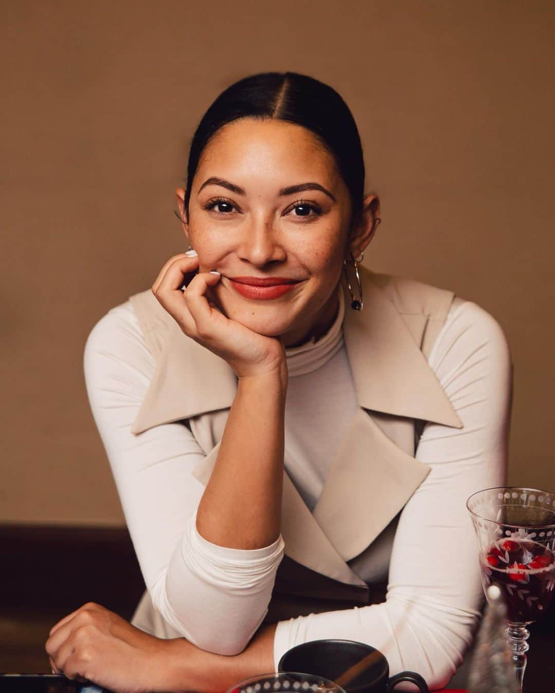 ジョーディン・テイラーのインスタグラム：「The new cover for my nonexistant holiday cookbook. Recipes include classics such as... Fried Bologna Sandwiches, Slightly undercooked Instant Ramen, and my personal specialty, the phone number to PizzaHut. Feliz Navidad. 💁🏽‍♀️」