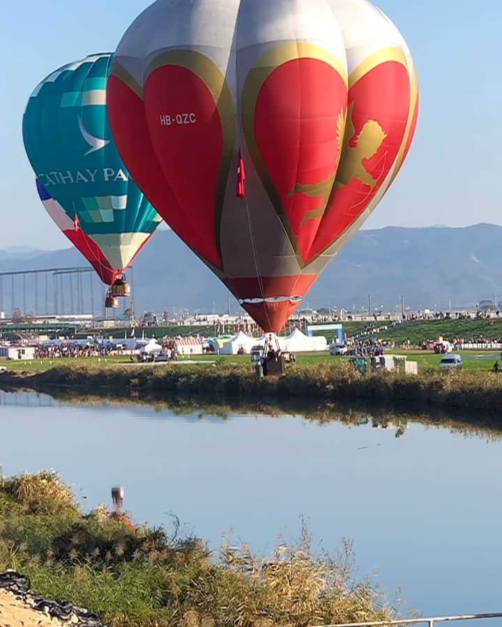 ゆうゆのインスタグラム：「2019.12.26﻿ ﻿ ﻿ gᵒᵒᒄ  ᵉᵛᵉᐢⁱᐢg +*..。﻿ ﻿ ﻿ ﻿ 今頃またballoonの動画だけど﻿ 今年はすぐ後にコムローイがあったので﻿ ほとんど見直す暇もなかったので﻿ ちょっとしみじみと…﻿ ﻿ って言うかね。﻿ iphone機種変しようと今頼んでるのです。﻿ ﻿ 来月までに﻿ 山のような写真と動画﻿ 整理しなきゃーー﻿ 新しいのに移すわけにもいかないし﻿ どーーしよーー﻿ ﻿ ﻿ ﻿ 動画はすれすれballoon﻿ まじにぶつかってる❓って思うくらい。﻿ ﻿ ﻿ ﻿ _____________________________________________*⿻｡* . ﻿ ﻿ ﻿ #iphonex﻿ #佐賀バルーンフェスタ ﻿ #sagainternationalballoonfiesta ﻿ #yuyu_balloonfiesta ﻿ #佐賀インターナショナルバルーンフェスタ ﻿ #retrip_saga ﻿ #instamovies﻿ #sibf2019」