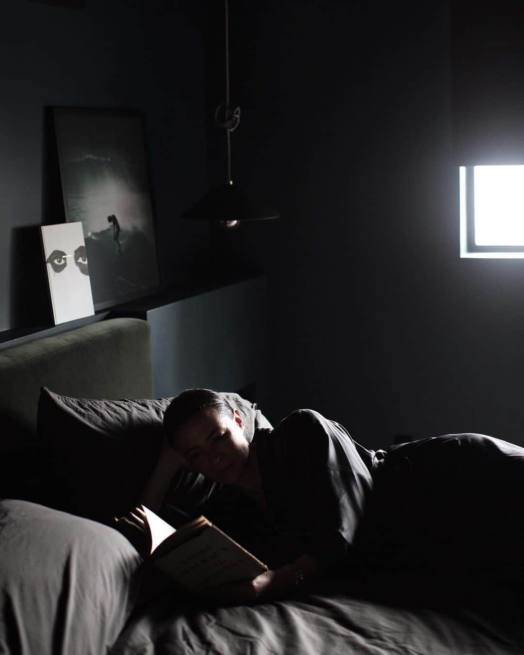 ギャランス・ドレのインスタグラム：「I truly believe in the balance of dark and light in everything. Within ourselves. In life. In a house. So this is my bedroom, one of my favorite places in my otherwise very bright house. . . . Hope this break is bringing you a lot of rest - and all the other things we do in a bedroom ;) 🖤🖤🖤 . . . . . Photo @lehuanoelle and tap on the image if you want to know where stuff comes from!」