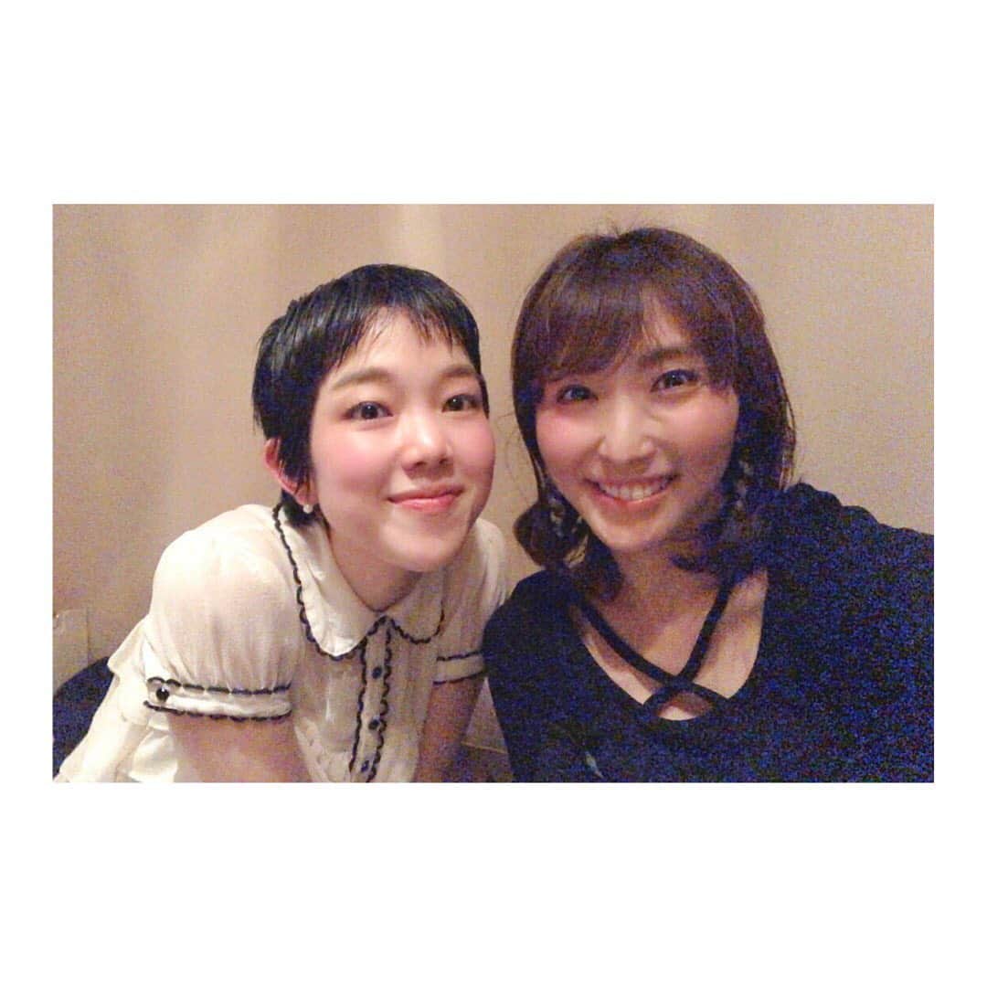佐藤史果のインスタグラム：「#DDアジト #EBISUBATICA 出番前に未央ちゃんと📸❤︎ Xmasらしく、可愛いワンピースで👗🤍🖤 @rosebud_official_」