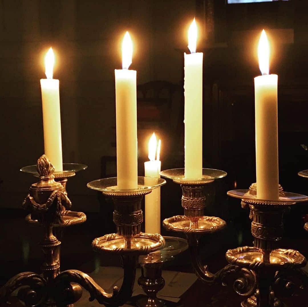 アレクシマビーユのインスタグラム：「Candles golden light @alexismabille #chandeliers #silver #louis16thstyle #darklight #silverwork #wax #candles #flame #theflame #goldenlight #warm #chill」