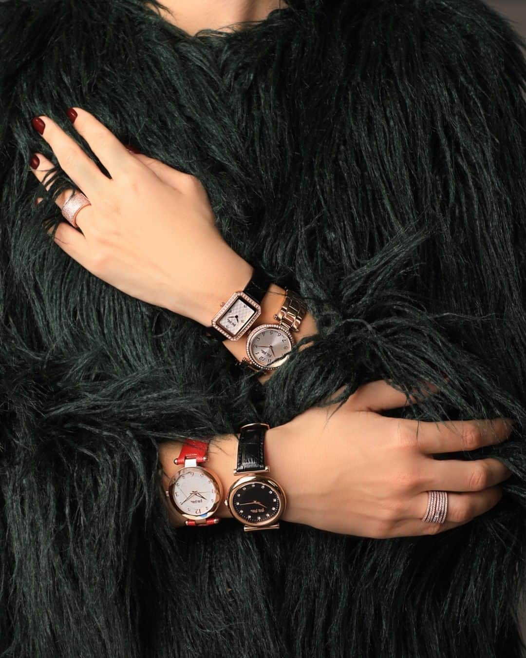 のインスタグラム：「The time is now for your most impressive festive outfits.  Don't forget accessorizing is everything!  #follifollie #xmas2019 #xmasgifts #giftideas #giftsforher #shinebright」