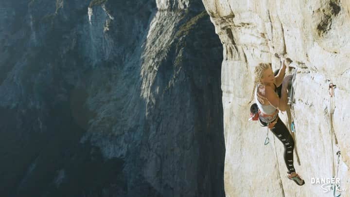 エミリー・ハリントンのインスタグラム：「Episode 1 of Season 2 is out!! Link in profile 😃 // Our time in Yosemite 🧗🏼‍♀️ didn’t end as planned, but it was still a great fall season! // @adrianballinger // @alexhonnold // edit 🎥 @susietheis // #dangerstiktv」