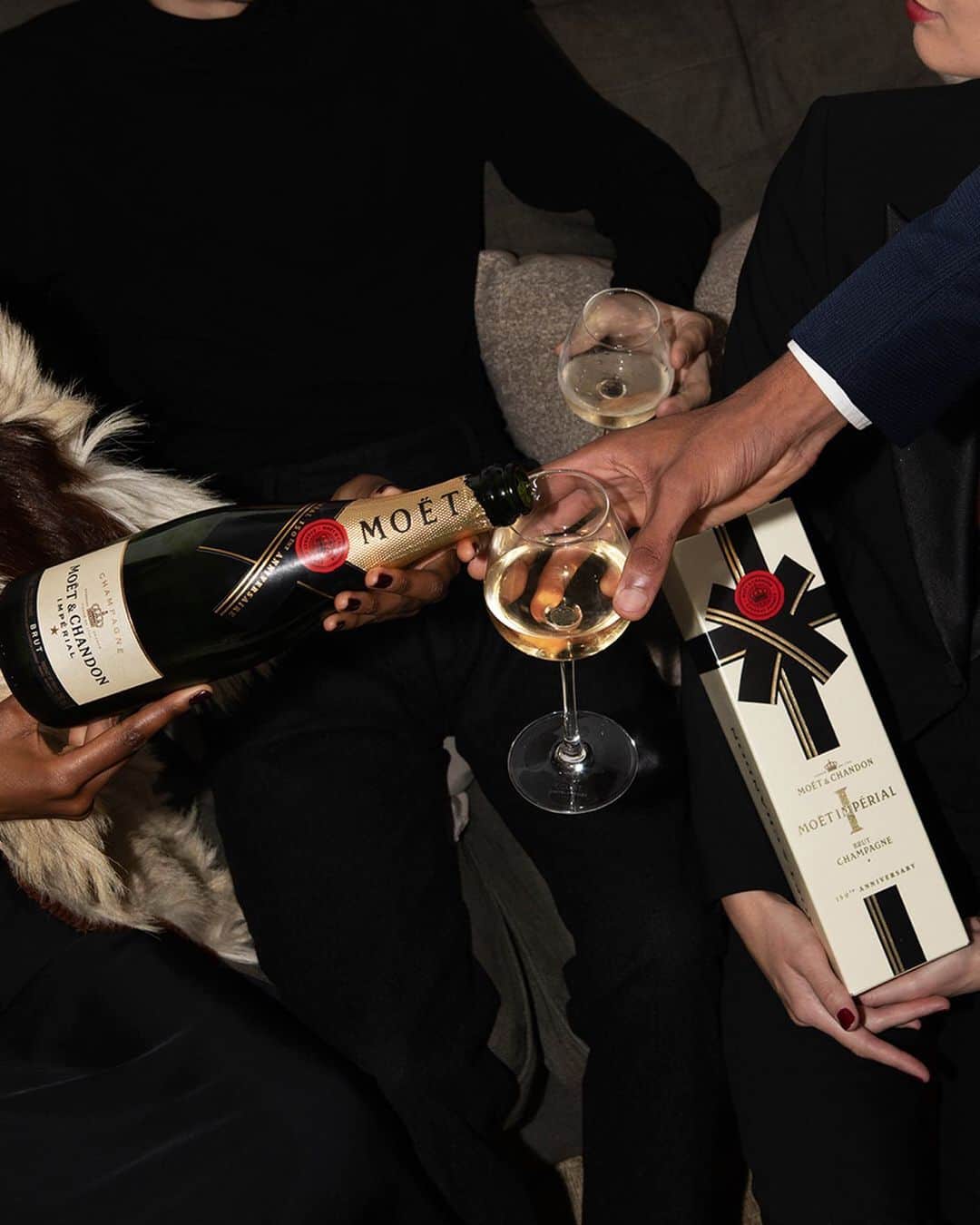 Moët & Chandon Officialさんのインスタグラム写真 - (Moët & Chandon OfficialInstagram)「Have your friends treated you well? Picture by @iulia_matei  #MoetMoment #MoetImperial #Gifting . This material is not intended to be viewed by persons under the legal alcohol drinking age or in countries with restrictions on advertising on alcoholic beverages. ENJOY MOET RESPONSIBLY」12月27日 1時02分 - moetchandon