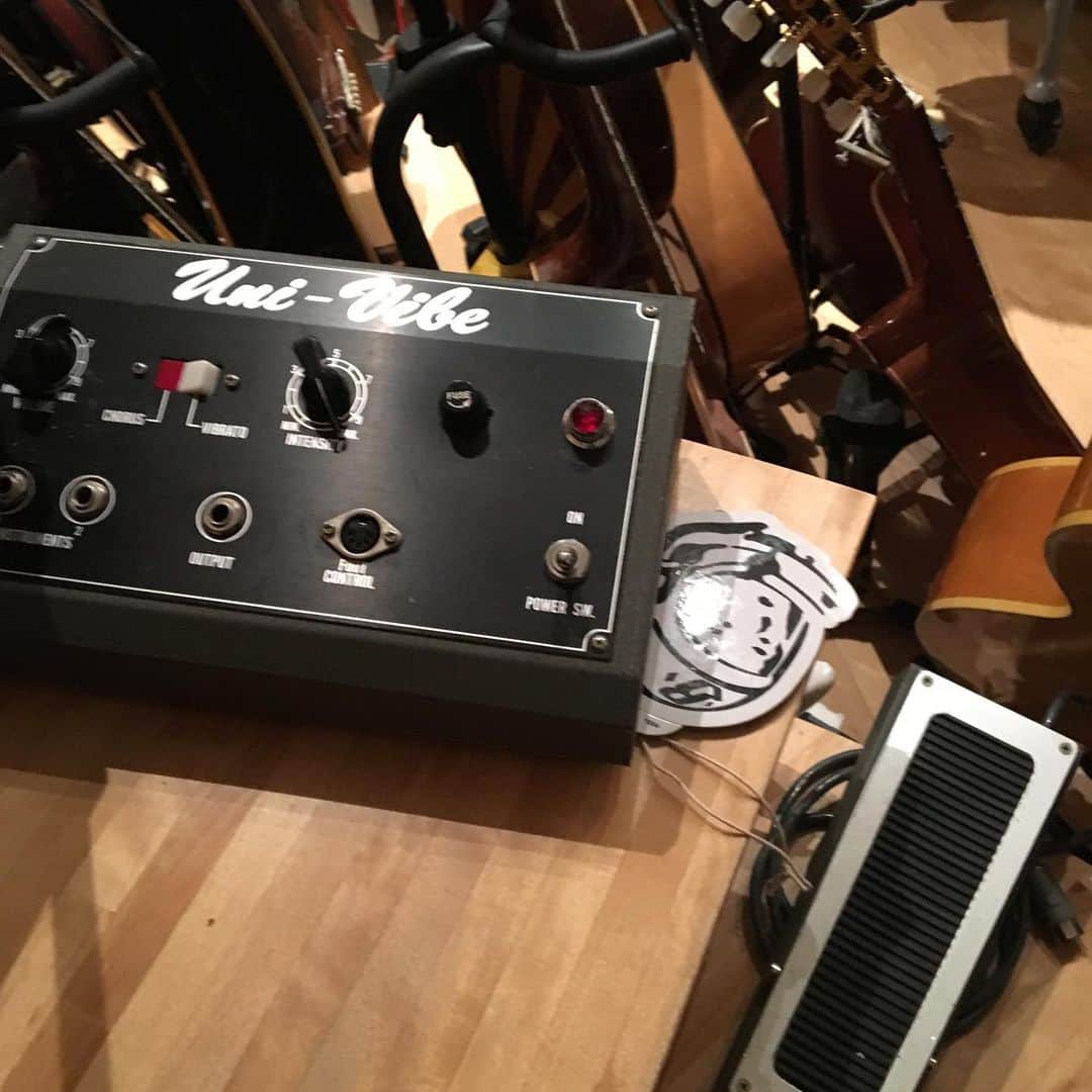 のインスタグラム：「Uni-Vibeのミントコンディション初めて見た。 それにしても肇さんのコレクション凄すぎ。  #kahh #齊藤耕太郎 #内田朝陽 #潮崎裕己 #内山肇 #kahh忘年会 #肇さんのスタジオ素晴らしい #ギターコレクション凄すぎ」