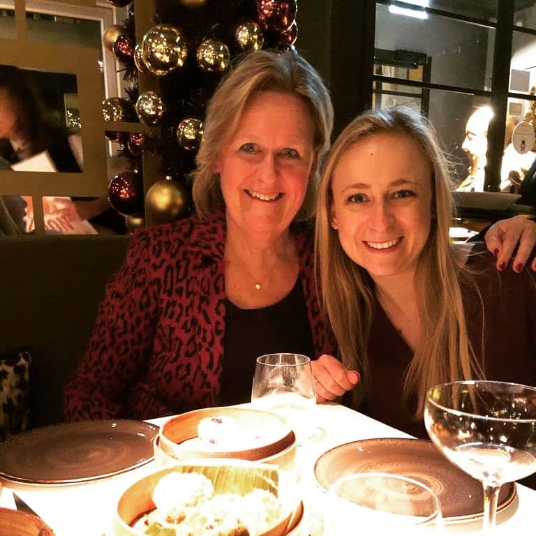 セレーナ・ピークのインスタグラム：「Samen met moeders 😊 #kerstmis2019」