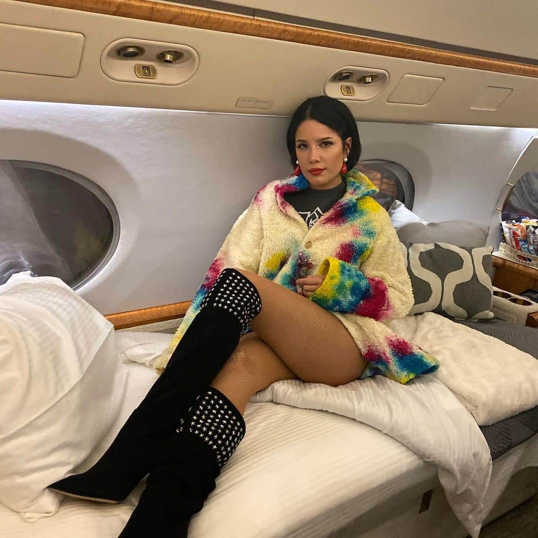 Halseyのインスタグラム：「Swipe for a surprise. 🌈 Hope everyone had a great holiday. Now let’s get this new year’s business on a roll. I have an album to put out, capisce?」