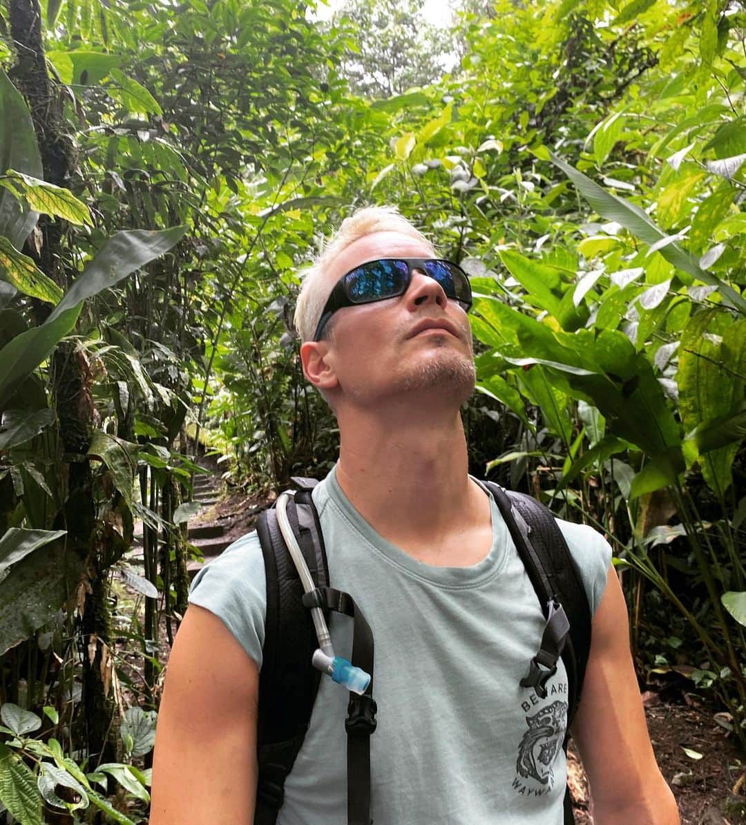 アダム・シャンクマンさんのインスタグラム写真 - (アダム・シャンクマンInstagram)「The head spinning beauty of the #costarica #rainforest was only matched by the weirdness of the local #slotharazzi. (Swipe right!) Also, it took so long for the sloth to cross this path I came up with 283 different “why did the sloth cross the road” jokes before he disappeared into the magical foliage. Toilet side novelty book; imminent.  #junglove #slotharazzi #monkeybusiness  #rainforestrave」12月27日 1時12分 - adamshankman