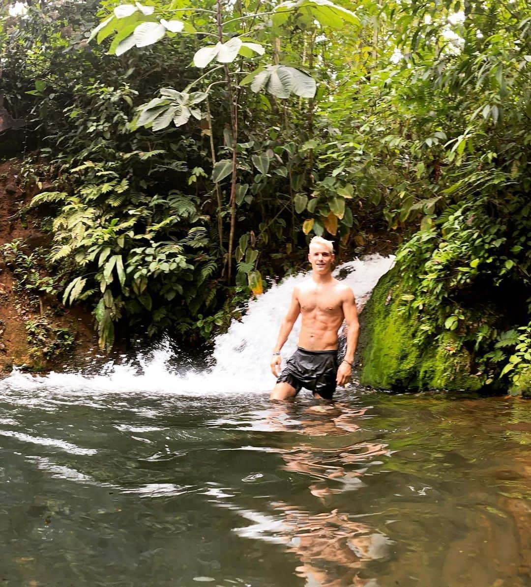 アダム・シャンクマンさんのインスタグラム写真 - (アダム・シャンクマンInstagram)「The head spinning beauty of the #costarica #rainforest was only matched by the weirdness of the local #slotharazzi. (Swipe right!) Also, it took so long for the sloth to cross this path I came up with 283 different “why did the sloth cross the road” jokes before he disappeared into the magical foliage. Toilet side novelty book; imminent.  #junglove #slotharazzi #monkeybusiness  #rainforestrave」12月27日 1時12分 - adamshankman