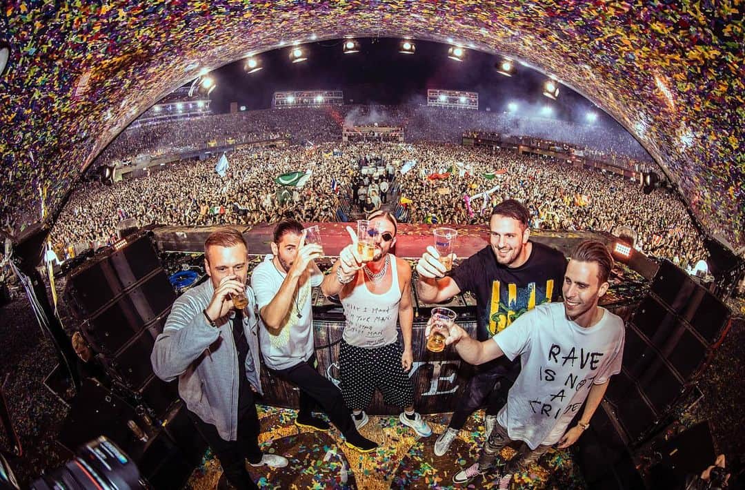 Dimitri Vegas & Like Mikeさんのインスタグラム写真 - (Dimitri Vegas & Like MikeInstagram)「Happy birthday to our other brother Ward! Cheers to life ❤」12月27日 1時33分 - dimitrivegasandlikemike