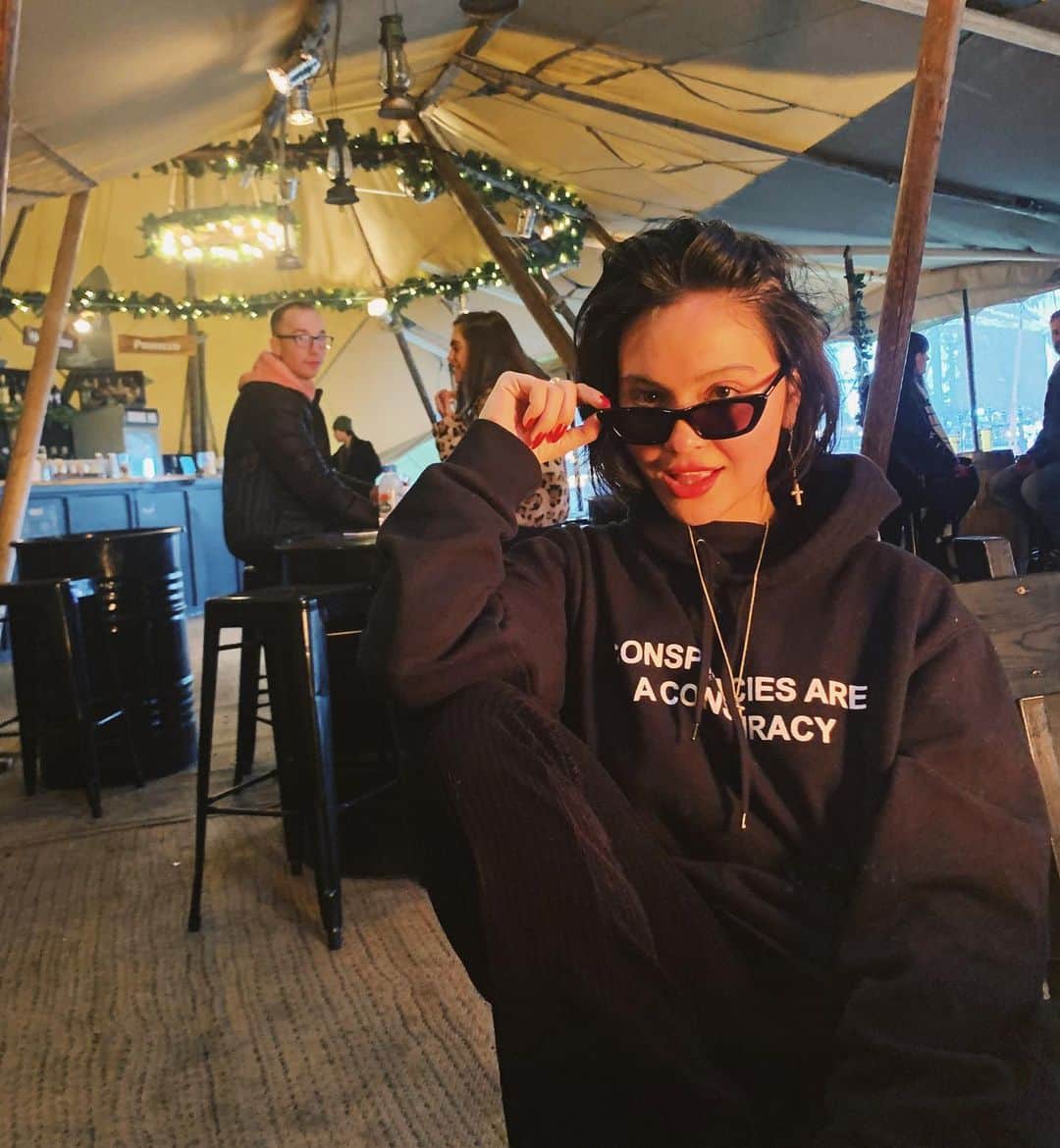 ステラ・ハジェンズのインスタグラム：「cheers me 🍻 (caption the peoples faces behind me)」