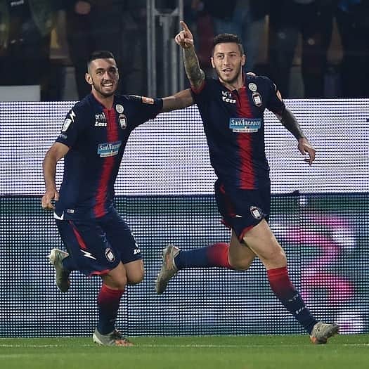 ルカ・マッローネのインスタグラム：「In certe partite per vincere serve la testa...la mia 😜⚽ Una grande prova di carattere. E ora chiudiamo il 2019 col botto.  #WeAreSharks 🔴🔵🦈 #FROCRO #SerieBKT」