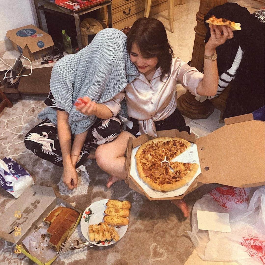 Prilly Latuconsinaさんのインスタグラム写真 - (Prilly LatuconsinaInstagram)「she was sleeping and i woke her up cuz PIZZAAAAAA! 🍕🍕🍕🍕🍕🍕🍕🍕🍕🍕🍕🍕🍕🍕🍕🍕🍕🍕🍕」12月27日 1時50分 - prillylatuconsina96