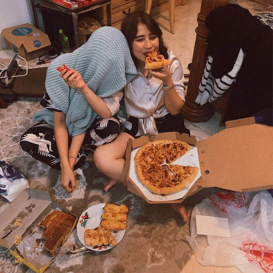 Prilly Latuconsinaさんのインスタグラム写真 - (Prilly LatuconsinaInstagram)「she was sleeping and i woke her up cuz PIZZAAAAAA! 🍕🍕🍕🍕🍕🍕🍕🍕🍕🍕🍕🍕🍕🍕🍕🍕🍕🍕🍕」12月27日 1時50分 - prillylatuconsina96