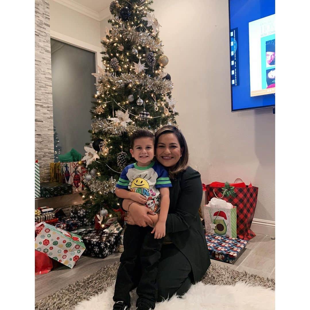 リセット・サラスのインスタグラム：「Merry Christmas from the Salas/Ramirez family 🎄🍷🎁」