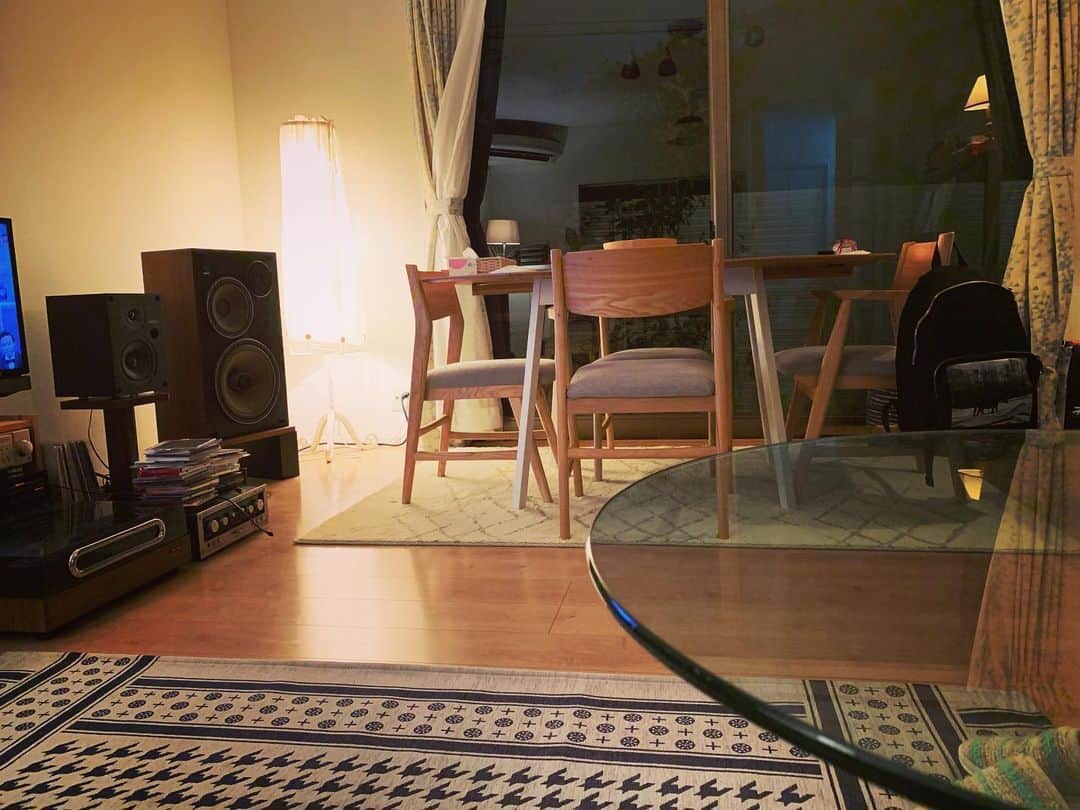 神谷洵平さんのインスタグラム写真 - (神谷洵平Instagram)「ラグを新調し、部屋の配置替え。スーパーリフレッシュ💫」12月27日 1時48分 - junpeikamiya