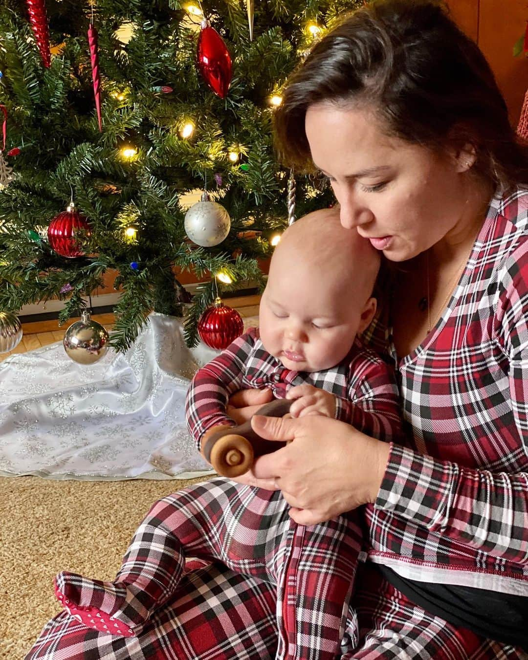 アラナ・ニコルズさんのインスタグラム写真 - (アラナ・ニコルズInstagram)「This little light of mine... you’re 5 months old today bud. They say the days are long and the months/years are short and it couldn’t be more true with you, 5 months flew by with you. . .  I’m so grateful for this family of ours that love you infinity and especially for your Godmoms @julianne505 and @jovan505 who love you like you are their son, their Godson. And for your dad, you are his clone... such sweet-hearted dudes you both are. . .  We are so dang blessed to have had  the such a joyful Christmas because of you. -love your momma.❤️ . @roytuscany #sappymompost #5monthsold #love」12月27日 1時58分 - alanathejane