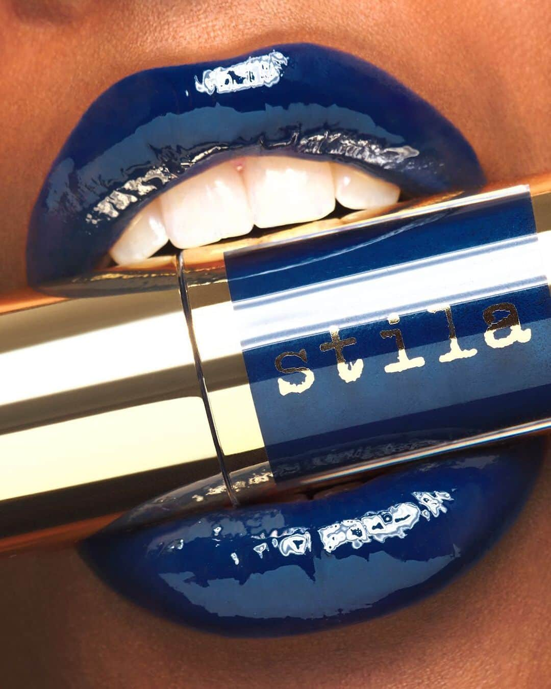 Stila Cosmeticsさんのインスタグラム写真 - (Stila CosmeticsInstagram)「FAST LANE 💨 �Stand out from the crowd with this not-so-naughty navy blue! Full coverage color combined with high weightless lacquer nourishes lips and reflects light for ultimate shine ✨ Tap our link in bio to shop the full color range! 💋」12月27日 1時59分 - stilacosmetics