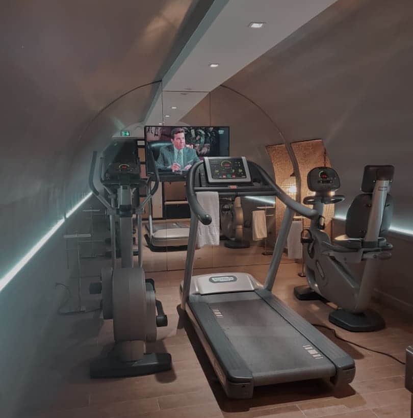 Nikki Leighさんのインスタグラム写真 - (Nikki LeighInstagram)「Personal time out @hotellamaisonfavart  After traveling Italy and eating all that food I was desperate for some #selfcare. Thankfully this hotel in #Paris has a #wellness center complete with a  #workoutroom that offered #evian and lockers. It also had a wonderful #sauna , #shower, place to get a massage, and a pool! This pool was so elegant and tranquil, allowing me to just float and reminisce on all the blessings I've encountered during this trip. Merci❤ . #france_photolovers #lafrance #saintetienne #parisparis #hommage #francia #ilovefrance #exclusive_france #paris #eiffeltower #parisjetaime #igersparis #super_france #topparisphoto#sienne #arcdetriomphe #lamaisonfavart #hotelparis #wheretostayinparis #parishotel #paristour #pool #wellness #parisian」12月27日 1時52分 - missnikkileigh