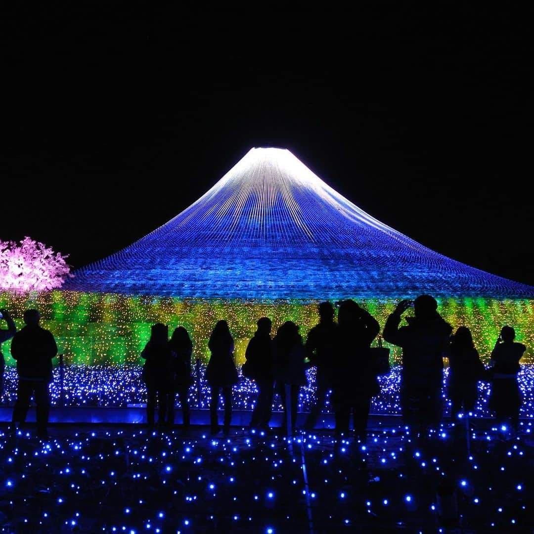 All Nippon Airwaysさんのインスタグラム写真 - (All Nippon AirwaysInstagram)「Looking to sparkle, shine, and dazzle up your nights? The winter illuminations at Nabana no Sato have over 8 million LED lights for you to explore. Tag someone below you’d go gazing with!✨ #NabanaNoSato」12月27日 1時57分 - allnipponairways