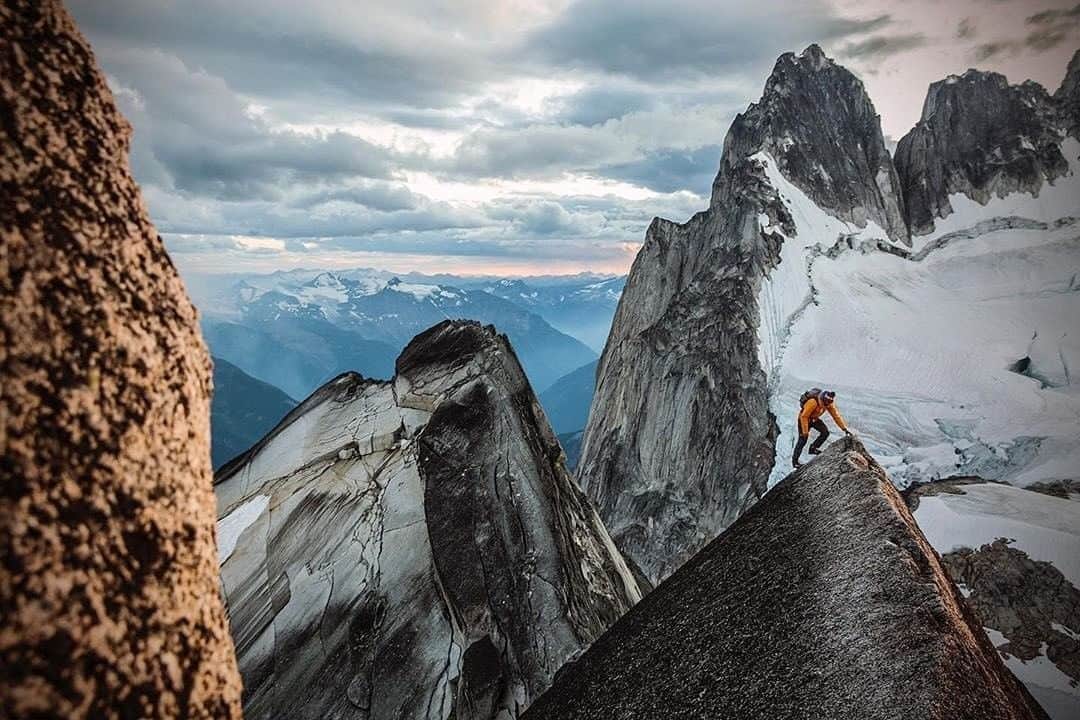 National Geographic Travelさんのインスタグラム写真 - (National Geographic TravelInstagram)「Photo by @jimmychin | I'm holding on to these precious autumn days before the snow comes and remembering a fine sunset scramble with Renan Ozturk and company a few moons ago. For more images of alpine adventures in British Columbia, follow @jimmychin.」12月27日 2時06分 - natgeotravel