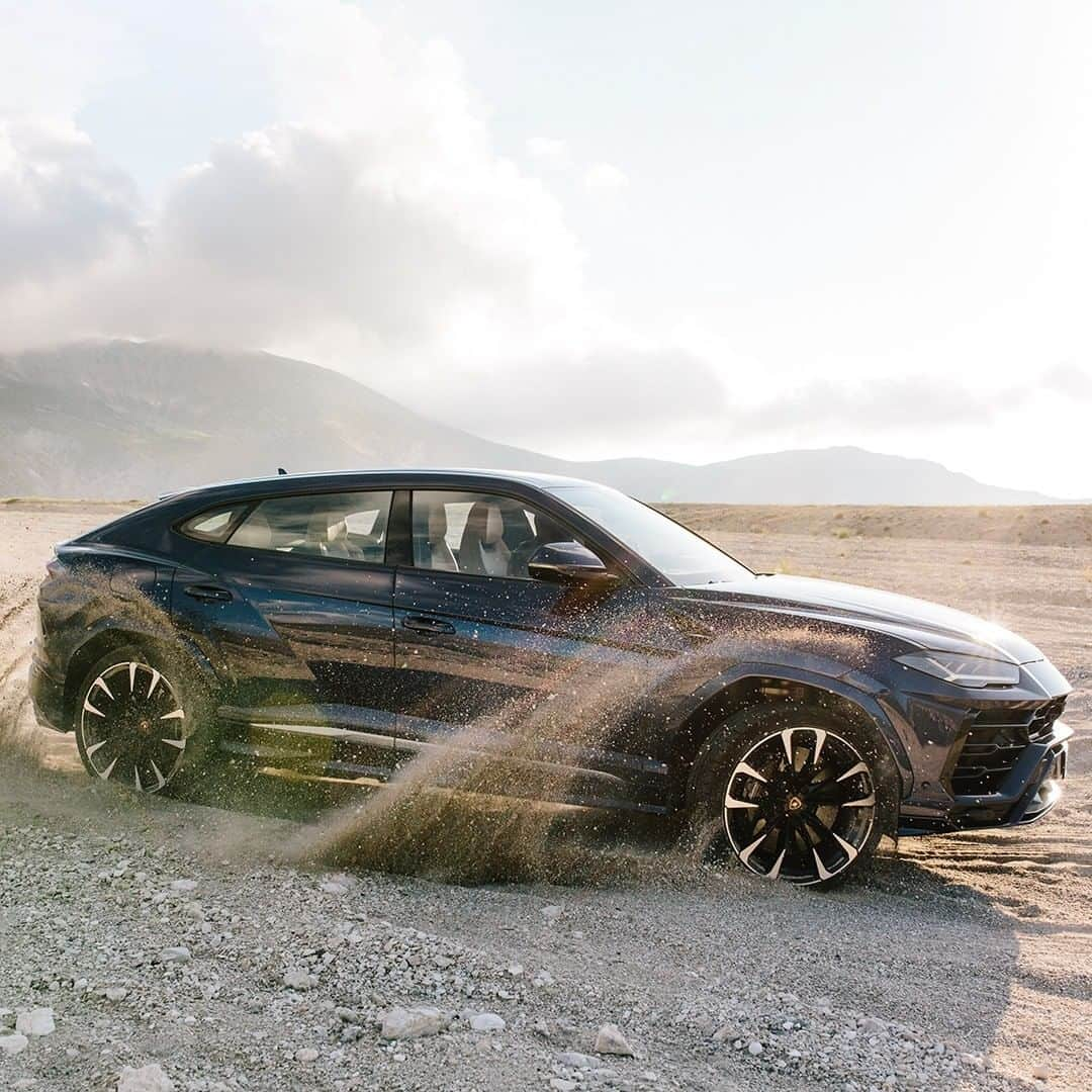 ランボルギーニさんのインスタグラム写真 - (ランボルギーニInstagram)「See the Urus makes its presence felt with the ANIMA Selector Terra mode turned ON. The ease with which it navigates all terrains makes you feel like you're embracing natural light.  Photo by @latophotography.  #Lamborghini #Urus #SinceWeMadeItPossible #LightsOnLamborghini」12月27日 2時00分 - lamborghini