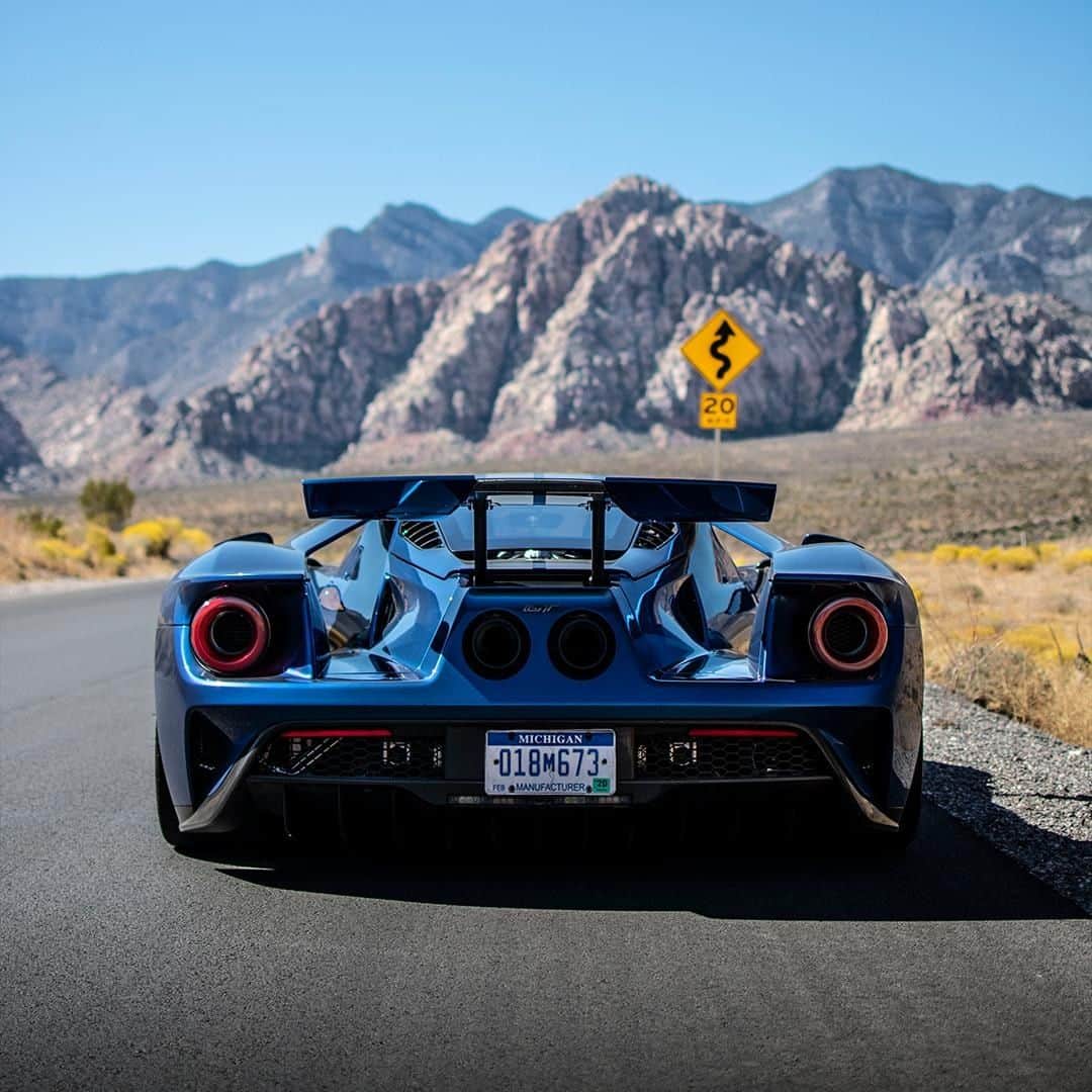 Fordさんのインスタグラム写真 - (FordInstagram)「Squiggly lines ahead. . #Ford #FordGT」12月27日 2時00分 - ford