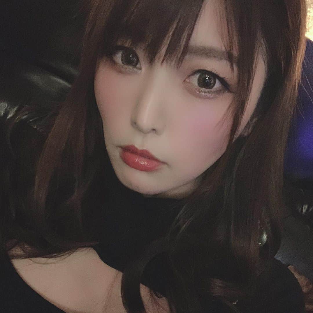 新村あかりのインスタグラム：「12月27日はBarぞんぞんぞんびにて1日店長をさせていただきます！ 20時〜0時までいます✨ 今年最後の新村に会えるイベントだよ！ みんなで飲みまくりましょ〜💖 住所 歌舞伎町2-39-2 三幸ビル5階E室  カウンター8席 ボックス席9席  ご来店お待ちしております✨  #歌舞伎町　#バー　#新村あかり #1日店長　#ぞんぞんぞんび #忘年会」