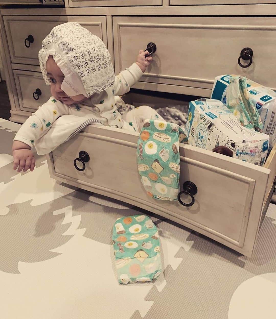 The Honest Companyさんのインスタグラム写真 - (The Honest CompanyInstagram)「Raise your hand if your babe prefers to play in boxes and drawers and not with their presents 😆 Leave a 🙋‍♀️ or 🙋‍♂️ in the comments if this is your little boo today? 👇 #ThatsHonest #HonestCompany rg | @gayan_gev」12月27日 2時05分 - honest