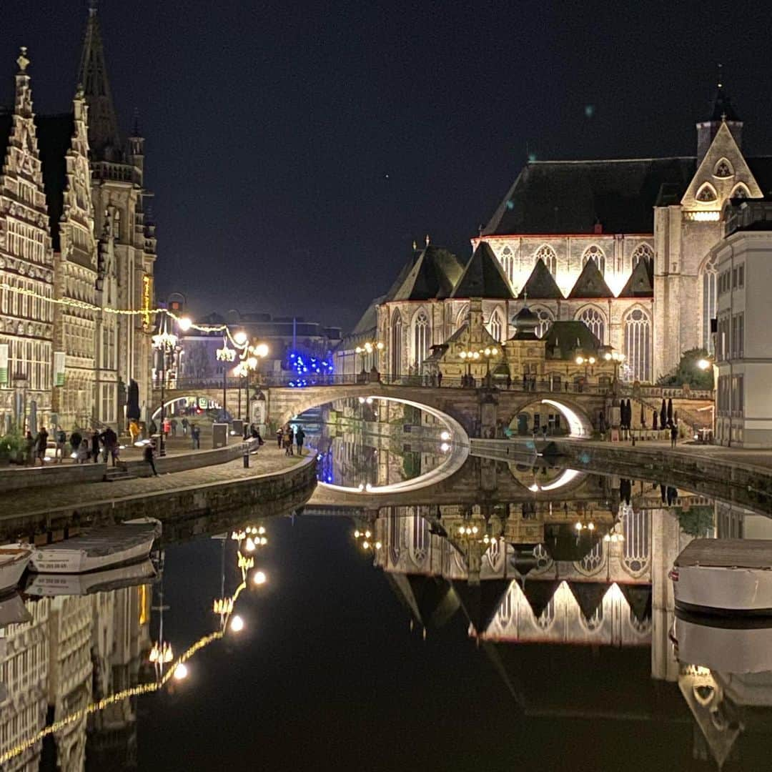 レベッカ・ウィソッキーさんのインスタグラム写真 - (レベッカ・ウィソッキーInstagram)「The light in Ghent! Everywhere I look- a painting.」12月27日 2時24分 - rebeccawisocky