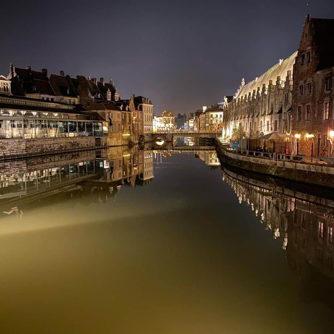 レベッカ・ウィソッキーさんのインスタグラム写真 - (レベッカ・ウィソッキーInstagram)「The light in Ghent! Everywhere I look- a painting.」12月27日 2時24分 - rebeccawisocky