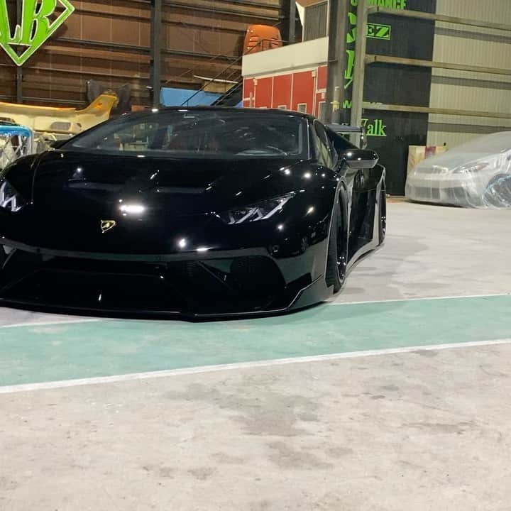 のインスタグラム：「Liberty walk自由に歩く！！！ LB★シルエットWORKS LAMBORGHINI HURACAN😊 2020 TOKYO AUTO SALON LB★BOOTH 8号館  @libertywalkkato  @hyuma.k @lbwk_chisaki @lamborghni #libertywalk#libertywalkkato#lamborghini#huracan#lamborghinihuracan #widebody#リバティーウォーク#drifts #redbull#yokohamatire #yokoharier#japa#シャコタン#supercar#スーパーカー#2020#ld97forged #ltmw#libertywalkeu#令和」