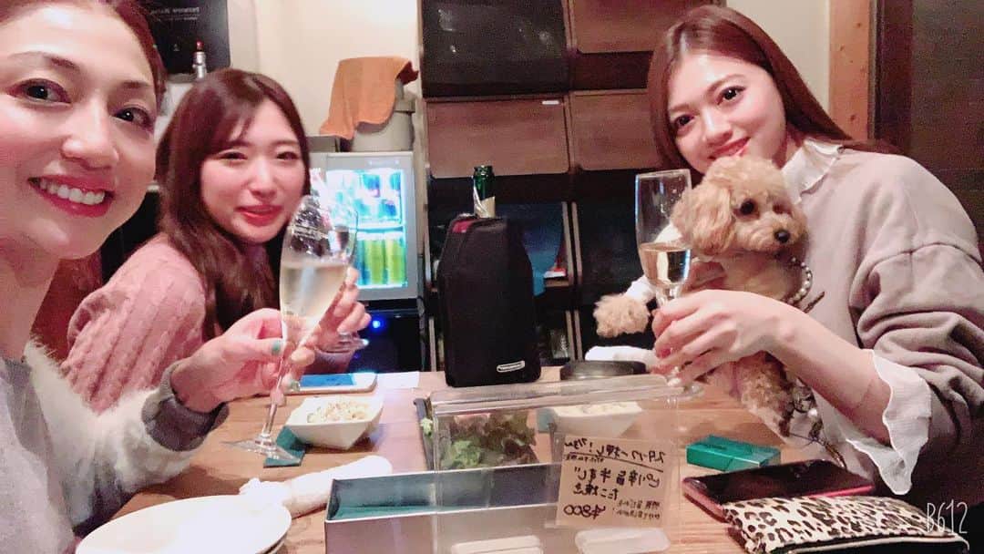 中川愛海さんのインスタグラム写真 - (中川愛海Instagram)「お店に女の子友達が飲み納めに来てくれた！ こういうの嬉しい😃 大阪から来てくれたお友達にシャンパンご馳走になりました！ありがとう😊 @ami_nakagawa_  #中川愛海 #一日一回カンパイ #ありがとう #飲み納め #私はまだまだ」12月27日 13時14分 - ami_nakagawa_