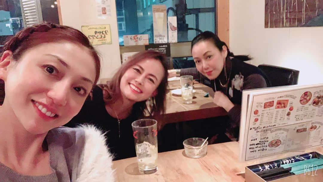 中川愛海さんのインスタグラム写真 - (中川愛海Instagram)「お店に女の子友達が飲み納めに来てくれた！ こういうの嬉しい😃 大阪から来てくれたお友達にシャンパンご馳走になりました！ありがとう😊 @ami_nakagawa_  #中川愛海 #一日一回カンパイ #ありがとう #飲み納め #私はまだまだ」12月27日 13時14分 - ami_nakagawa_