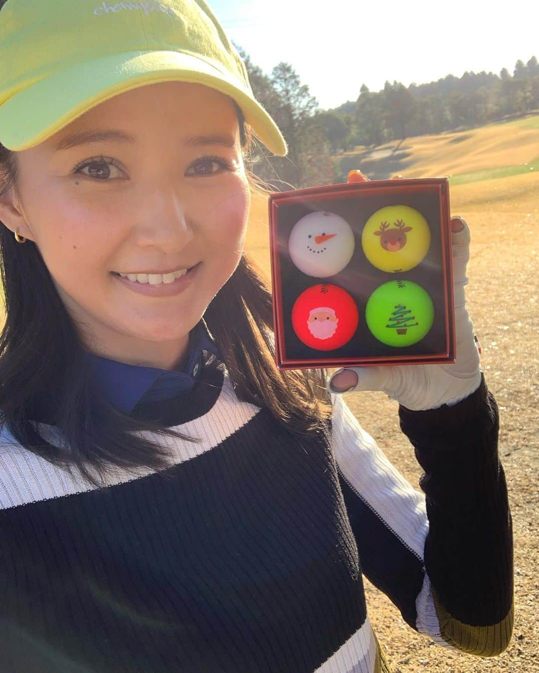 美優さんのインスタグラム写真 - (美優Instagram)「X'mas ゴルフ⛳️ ・ @volvikgolf からのクリスマスプレゼントのボールを使ってラウンド😁 ・ 最後までサンタさんのボール１つでラウンドできたー！と思ったら最終ホールでさよならでした😭， 池の手前に落として次で池越えしてオンしようと狙っていたのに…まさかのオーバーして池にポチャン😳 ・ ・ サンタさん、一日お付き合いありがとうございました😂✨ ・ ・ #golf #ゴルフ #ゴルフウェア #ゴルフ女子 #⛳️ #golfwear #enjoygolf #大人の部活 #ゴルフ部 #골프 #골프스윙 #高尔夫 #高尔夫球」12月27日 11時52分 - miyu11_20