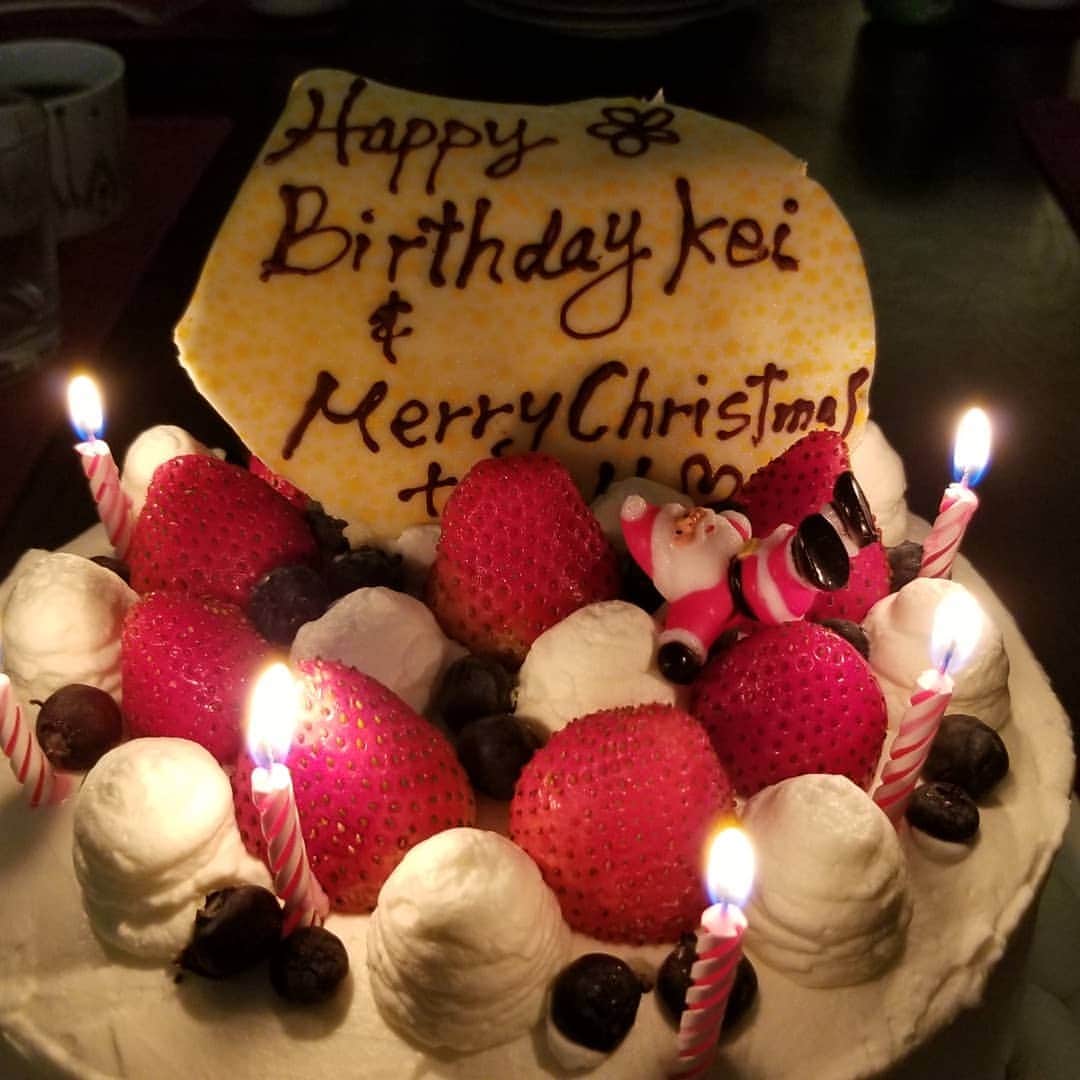 瀬川慶さんのインスタグラム写真 - (瀬川慶Instagram)「Christmas a.k.a my birthday... Thank you for your warm wishes! 実はクリスマス産まれ 皆さん忙しい時にありがとうございます!  #hawaii #aloha #christmas #birthday #bornonchristmasday #homemadecake #thankful #ハワイ #アロハ #クリスマス生まれ #友達手作りケーキ #ありがたやー  #忙しい時にありがとう」12月27日 11時57分 - kei.segawa