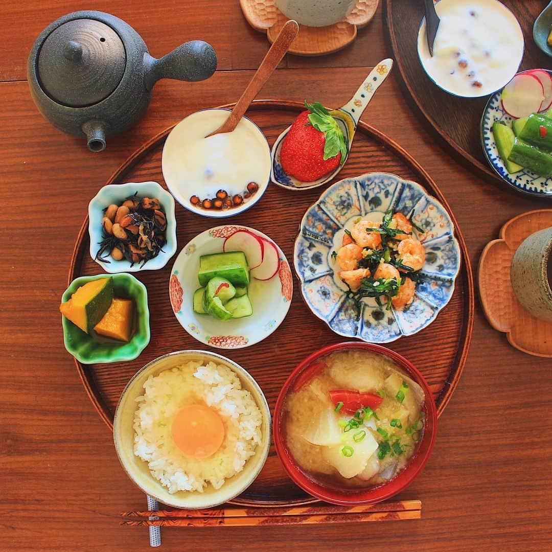 Kaori from Japanese Kitchenさんのインスタグラム写真 - (Kaori from Japanese KitchenInstagram)「朝ごはんのおやつはタピオカ杏仁ミルク。台湾で買ったタピオカに驚きの発見が… ・ こんにちは。 数か月ぶりに色々用意した朝ごはん。 エビとニラの薬味マリネ炒めは 青山有紀さんレシピを少しアレンジしたもの。 身体をあたためるものがたくさん入ってます。 味付けは塩のみですが 薬味とごま油が効いてて本当に美味。 薬膳走り書きはエビです。 ・ そして今日は 台湾で買ってきた生タピオカを初使用。 カルディで買ったタピオカと同じように 水で戻すと思って水に入れたら突然粉々に… 慌ててGoogle検索したところ 沸騰したお湯で茹でるのが正解でした。 砕けるタピオカと茹でた物は動画で撮ったので 気になるかたはスワイプしてみてください。 (7〜9枚目です。また喋ってます) 一瞬で粉々になります。 茹でたタピオカの食感はゆるめでした。 てなわけで、1投稿に内容盛りだくさんですが ごちそうさまでした。 本日仕事納めの方、お疲れ様でした。 ・ 【おしながき】 卵かけごはん 里芋、白菜、金時人参、大根のお味噌汁 エビとニラの薬味マリネ炒め きゅうりの台湾冷菜 かぼちゃのケチャップカレー煮 大豆とひじきの煮物 いちご タピオカ杏仁ミルク お茶は鉄観音茶 @yakuzenshop ・ ・ Hi from Tokyo! Today's breakfast:Baked rice w/ egg yolk, miso soup, stir-fried shrimp and Chinese chives, Taiwanese style cucumber, simmered pumpkin, hijiki seaweed, strawberry, and almond milk w/ tapioka as a dessert. ・ 2019.12.27 Fri ・ #japanesefood #japanesecuisine #breakfast #朝ごはん #おうちごはん #早餐 #아침밥 #薬膳 #うつわ #和食器 #japonais #松浦コータロー #自炊 #タピオカ #フーディーテーブル #てづくりごはん365」12月27日 12時05分 - coco_kontasu