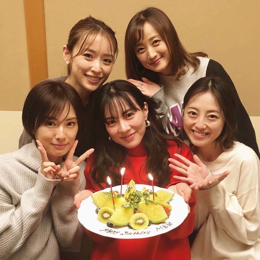 のインスタグラム：「昨日誕生日を迎えました！ ゾロ目だー。  写真はXmasに戦士と❤️💙💚🧡💖 お祝いしてくれました！ ありがとう💋 #happybirthday#birthday#戦士#仲間#sailormoon#セーラームーン#love」