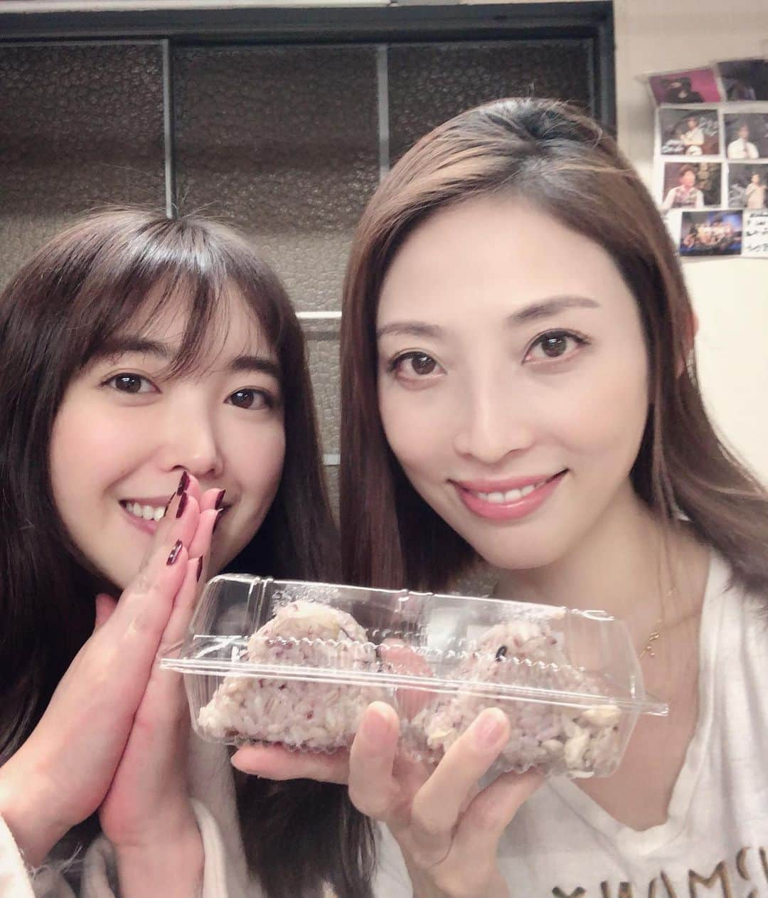 福田ゆみさんのインスタグラム写真 - (福田ゆみInstagram)「やっぱ米っしょ！！ やじーからの差し入れ。おにぎり。 なっきーと食らう。 本番まで後7日✨✨ 「ライフリセット？」 #ライフリセット  #ライリセ  #赤坂レッドシアター  #次の東京マハロでも一緒よ　#中島早貴  #福田ゆみ  #福田ユミ　#米  #おにぎり  #じゅうろっこく米　#嬉しい差し入れ」12月27日 12時13分 - yumifukuda0511