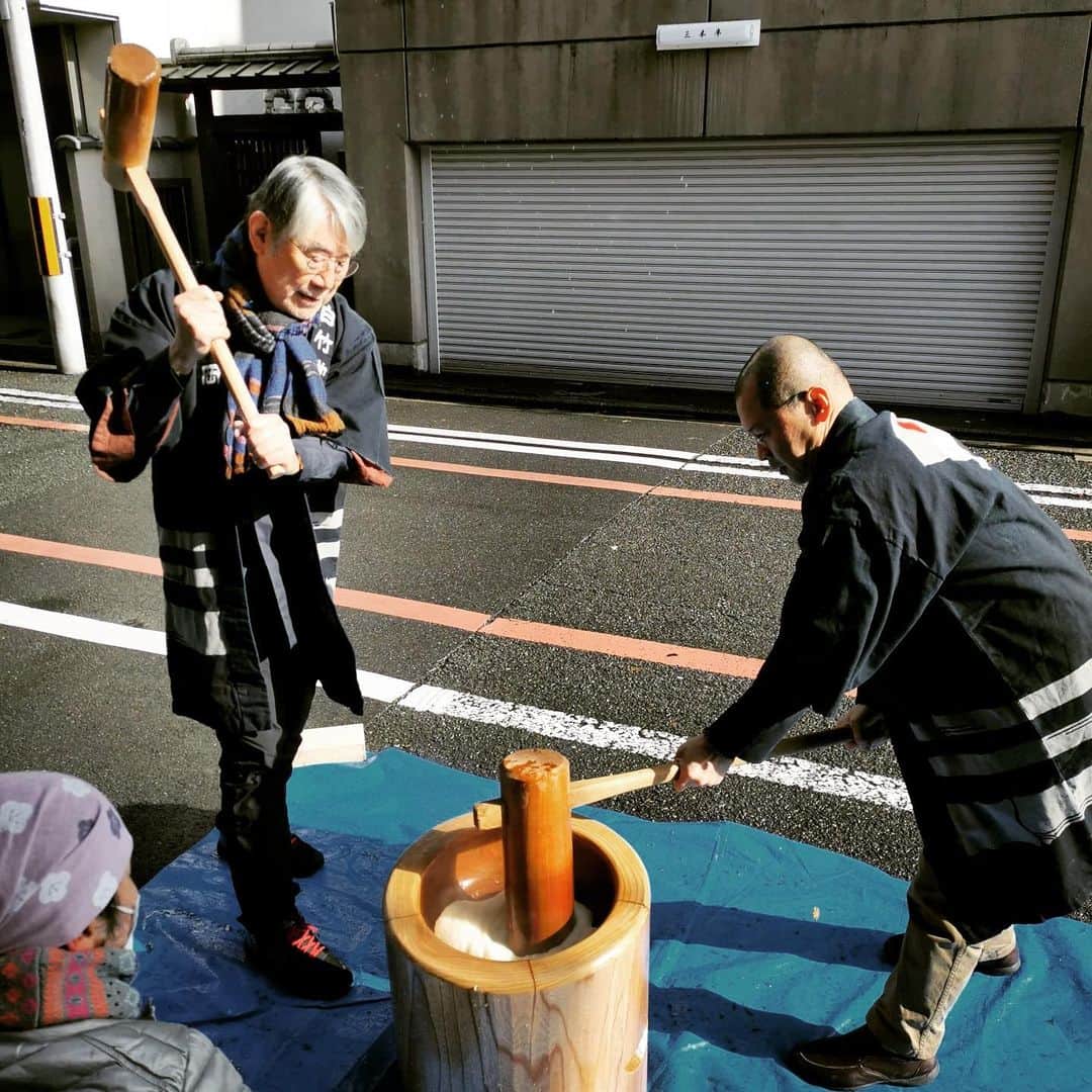 のインスタグラム：「白竹堂の餅つきに今年の暮れも。壬生寺の松浦さんと。」