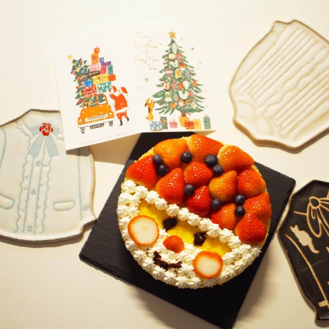 木村涼子さんのインスタグラム写真 - (木村涼子Instagram)「2019.12.27 息子に色んなクリスマスケーキ画像を見せてどれがいい？って聞いたら 「サンタさんの顔のやつ！」と答えたので作ったケーキ🎅 今さらですが記録用に🎄 卵割るのと粉をふるうのと、ホイップクリームを混ぜるのを手伝ってくれました。 #クリスマスケーキ #クリスマスケーキ手作り #洋服のプレート #クリスマス」12月27日 12時21分 - kimuryou