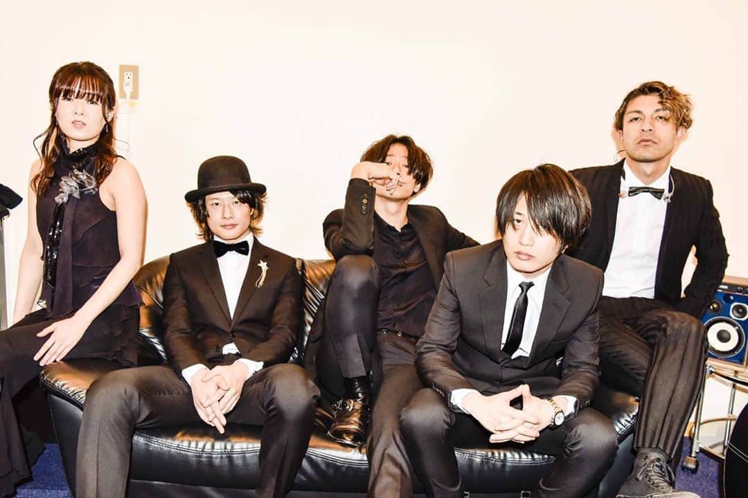 のインスタグラム：「昨夜はビルボードでライブでした。来てくれた人ありがとう。もうムードむんむんで めちゃ最高でした！ これはもう来年もやろう。 やるべし。  てなわけで今日は大阪。 レディクレ。 大忘年会ぶちかましましょう。  #1226以降の年末パーティー  #radiocrazy  #レディクレ  #alexandros」