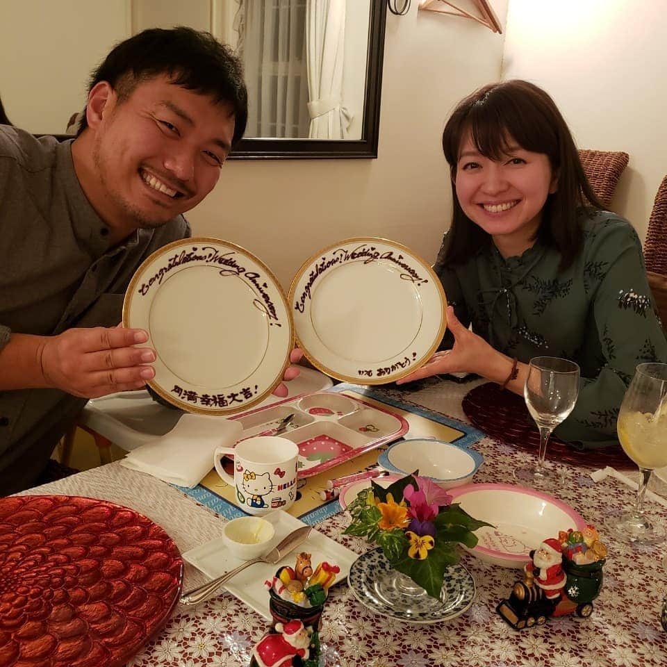 堀田奈津水のインスタグラム：「クリスマス過ぎちゃいましたが、クリスマスの話題です。 クリスマスイブは結婚記念日でした😊 あれ？結婚して何年目？ってわからなくなる私たち。まだ2年です✌️ イブの日は食事中息子がずっと寝ててくれたので、ゆっくり食べることができました🤩お店の方が子供用のベッドを用意してくださったおかげです🙏本当に助かりました✨息子は家に着いてからも起きることなく朝まで寝てました😂  調子に乗ってクリスマスの日も外食してみたのですが、元気いっぱいだったので、ささっと食べて退散しました💨  もう2019年終わっちゃいますね😊 みなさまよいお年を～✴️」