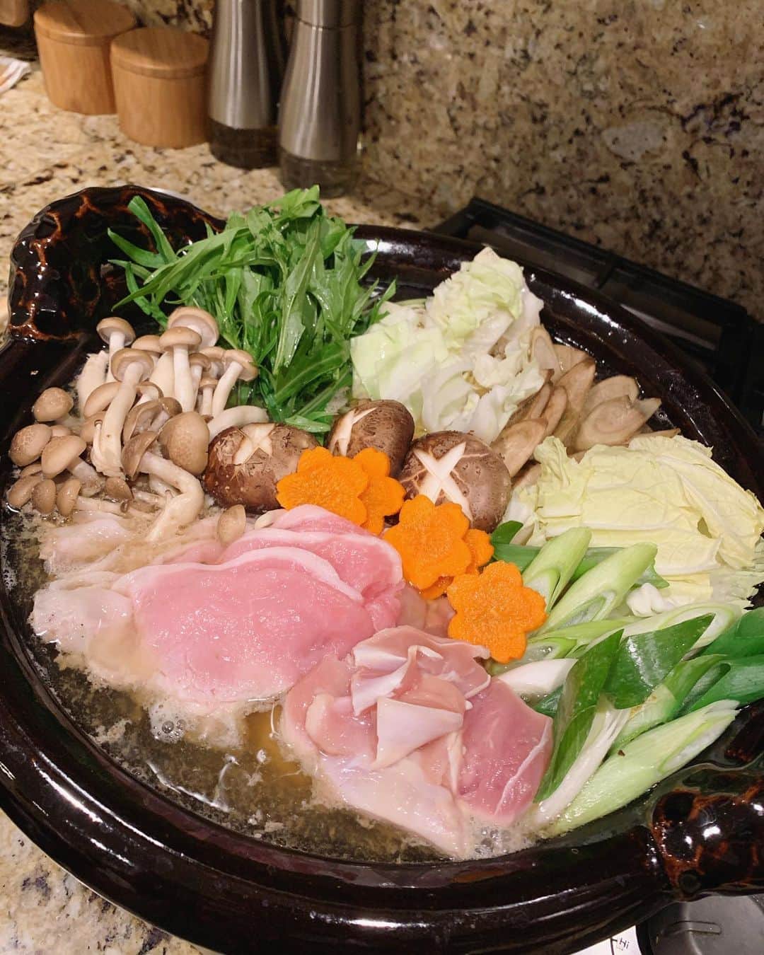 高木りなのインスタグラム：「冷える今夜は、寄せ鍋🍲🙏🏻 〆はラーメンにしました。 大切な伊賀焼の蓋は息子が...😭 추운날은 #요세나베 😋 마무리로 중식 생면을 넣고~^^ 소중한 #도나베 뚜껑은 아들이...ㅠㅠ . #寄せ鍋#土楽窯#伊賀焼#土鍋#おうちごはん#집밥#일본가정식#리나스테이블#rinastable」